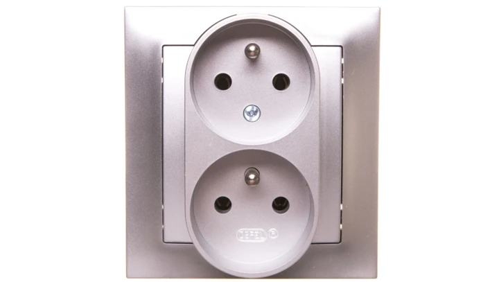 IMPRESJA Gniazdo podwójne z/u z niezamiennością faz srebrne GP-2YC/18