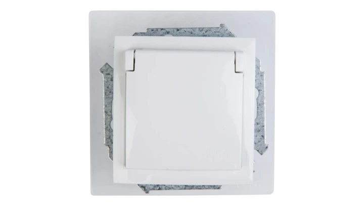 Simon 15 Gniazdo bryzgoszczelne z/u IP44 z klapką pełną białe 1591940-030