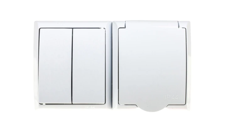 FALA Łącznik hermetyczny świecznikowy + gniazdo z/u z klapką biały ZH-Ł2G/00/w