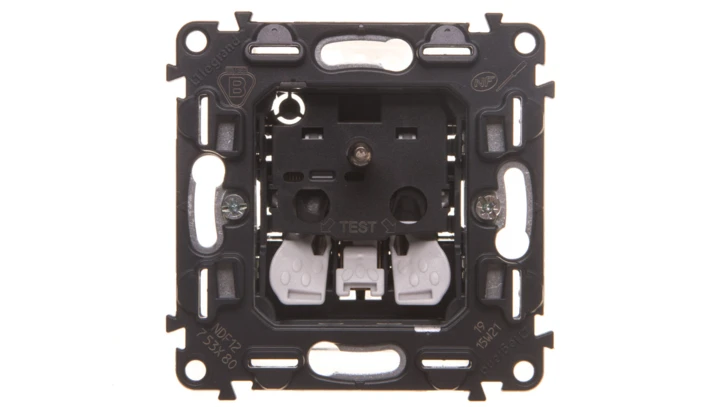 VALENA LIFE Gniazdo pojedyncze z/u 2P+Z z przesłonami 753080