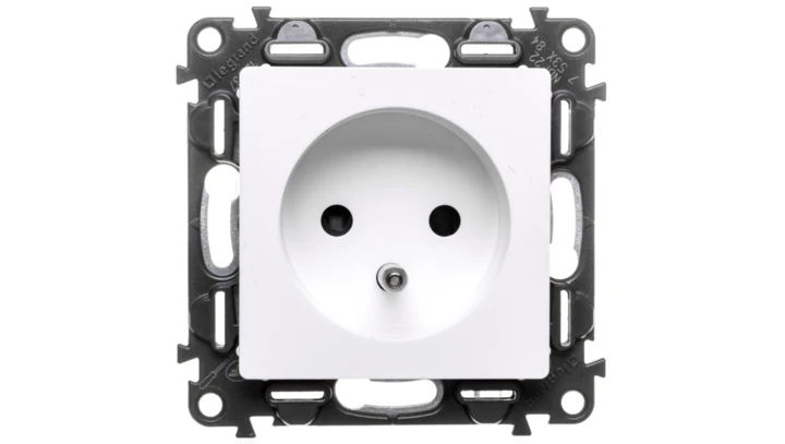 VALENA LIFE Gniazdo pojedyncze z/u 2P+Z z przesłonami biały 753184