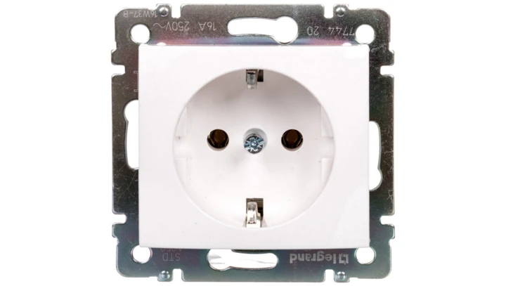 VALENA Gniazdo pojedyncze SCHUKO białe 774420