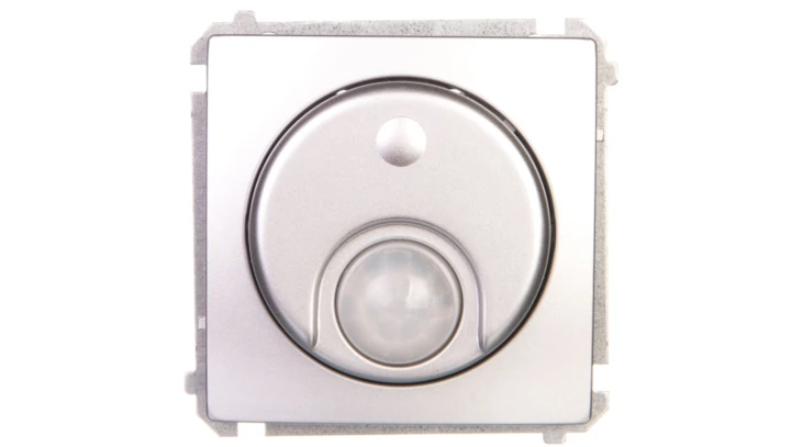 Simon Basic Łącznik z czujnikiem ruchu z przekaźnikiem z zabezpieczeniem 8A 230V srebrny mat BMCR11P.01/43