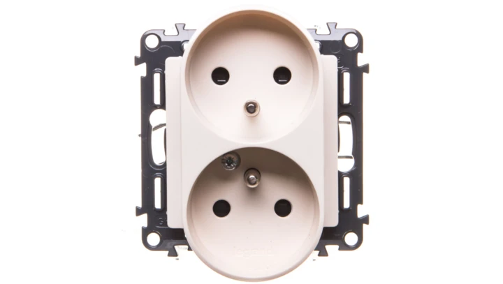 VALENA LIFE Gniazdo podwójne 2P+Z z przesłoną kremowe 753290