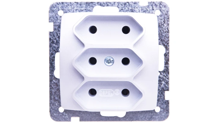 KARO Gniazdo potrójne b/u 2.5A EURO srebrny perłowy GP-3S/m/43