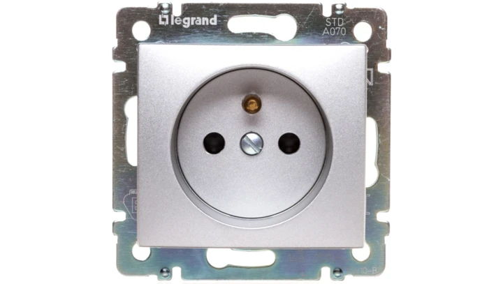 VALENA Gniazdo pojedyncze 2P+Z z przesłonami 16A IP20 aluminium 770197