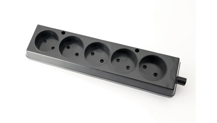 Gniazdo przenośne pięciokrotne 16A 2P 250V czarne GN-560