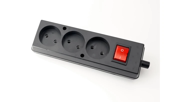 Gniazdo przenośne trzykrotne 16A 2P 250V z wyłącznikiem czarne GN-360