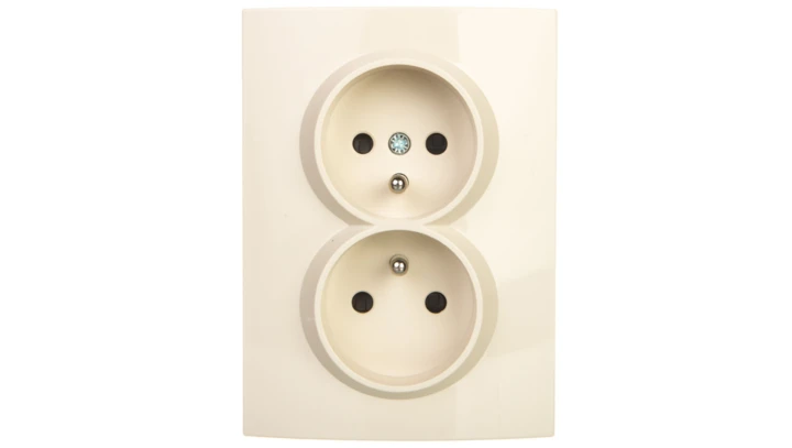 LOGI Gniazdo podwójne 2x2P+Z kompletne z przesłoną styków śrubowe 16A 250V Kremowy 25152
