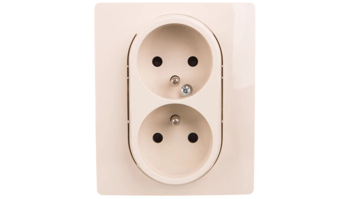 NILOE Gniazdo podwójne z/u kompaktowe 16 A 250 Vz przesłonami kremowe 764641