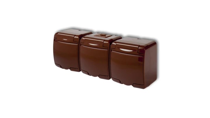 JUNIOR Gniazdo potrójne z/u SCHUKO (klapka w kolorze obudowy) brązowy 4GHE-3s