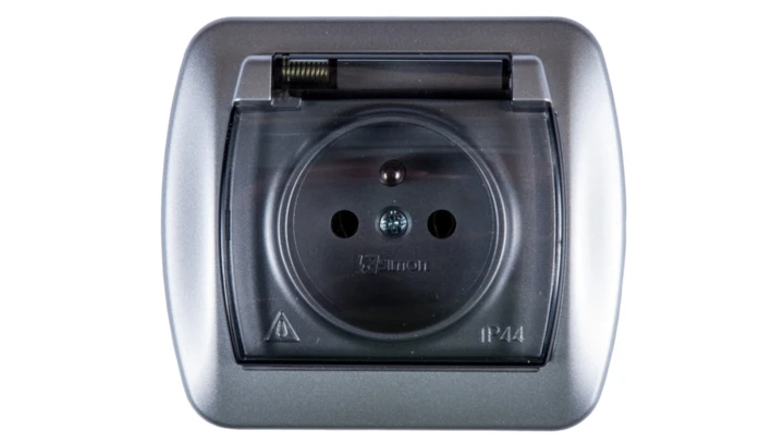 Simon Akord Gniazdo bryzgoszczelne z/u IP44 z klapką dymną aluminium metalizowane AGZ1Be/26a