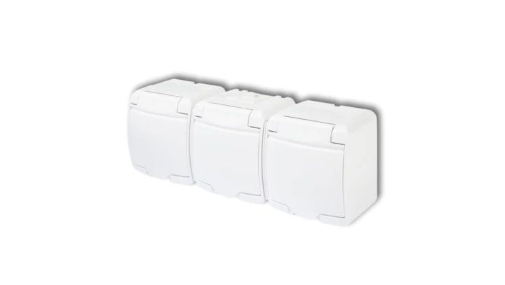 JUNIOR Gniazdo potrójne 3x(z/u) SCHUKO (klapka biała) biały GHE-3sp