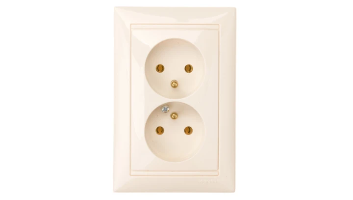 VALENA Gniazdo podwójne z/u 16A IP20 kremowe 774177