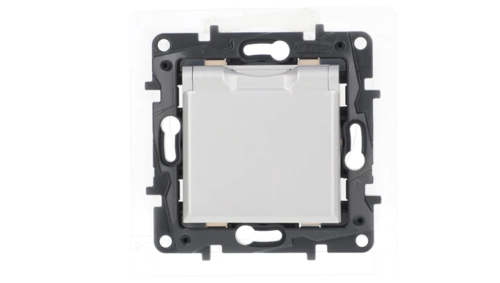Niloe Step Gniazdo zasilające 2P+Z IP44, zaciski automatyczne, z przesłoną aluminium 863336