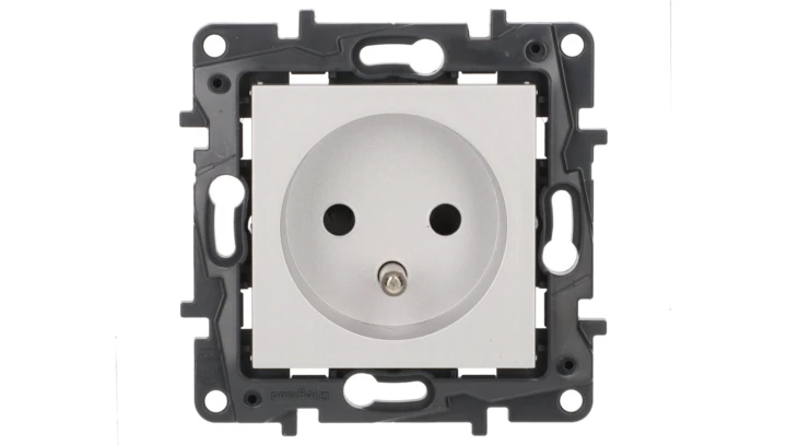 Niloe Step Gniazdo zasilające 2P+Z, zaciski automatyczne, z przesłoną aluminium 863333