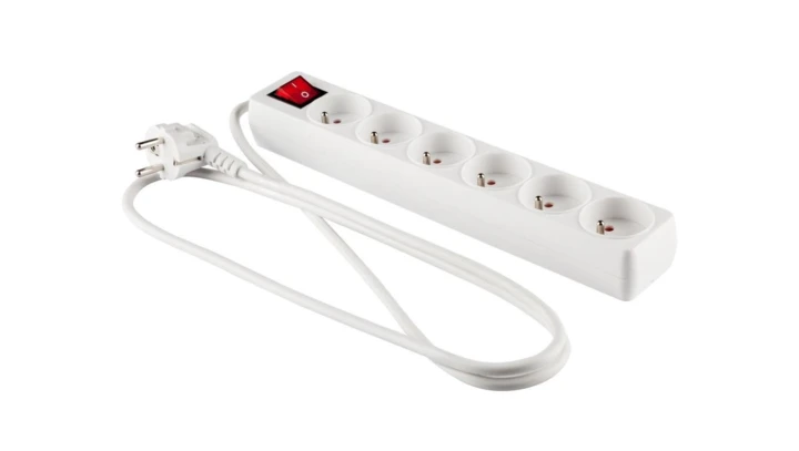Przedłużacz z wyłącznikiem 6-gniazd z/u 1,5m /H05VV-F 3G1/ biały PM-ZW-6G-15
