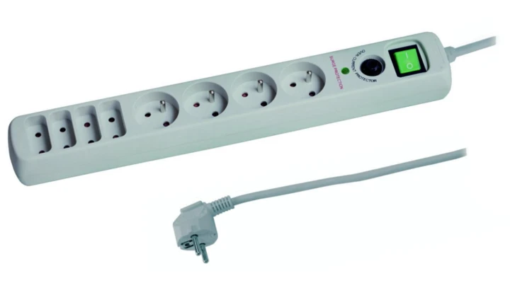 Przedłużacz 8-gniazdowy, 1,5m z filtrem przepięciowym, z wyłącznikiem, 3x1,0mm OWY 25026