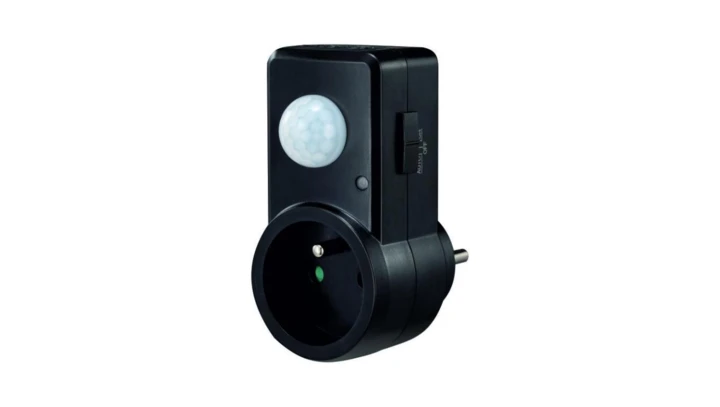 Czujnik ruchu PIR wtyczkowy 120 st. 300W zasięg 9m czarny w całości CP-10C