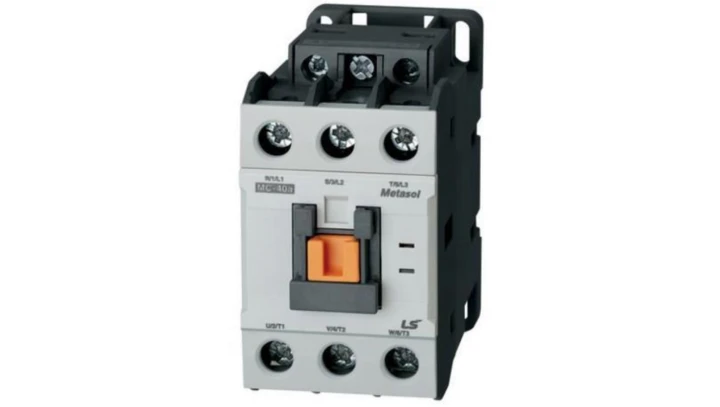 Stycznik mocy 32A, 15 kW, 3-polowy, z cewką 110V DC. Styki pomocnicze 1a1b w standardzie. MC-32a 110VDC 1a1b
