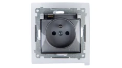 Simon 54 Gniazdo bryzgoszczelne z/u IP44 z przesłoną torów i klapką transparentną srebrny mat DGZ1BZ.01/43A