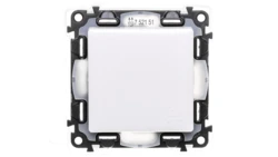 VALENA LIFE Łącznik jednobiegunowy IP44 biały 752151