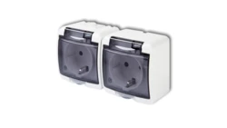 JUNIOR Gniazdo podwójne z/u SCHUKO (klapka dymna) biały GHE-2sd