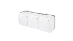 JUNIOR Gniazdo potrójne z/u SCHUKO (klapka w kolorze obudowy) biały GHE-3s