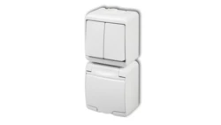 JUNIOR Łącznik świecznikowy + gniazdo hermetyczne (klapka biała) biały WGHP-2p