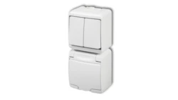 JUNIOR Łącznik świecznikowy + gniazdo hermetyczne SCHUKO (klapka w kolorze obudowy) biały WGHP-2s