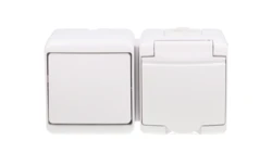 JUNIOR Łącznik jednobiegunowy + gniazdo hermetyczne (klapka biała) biały IP54 WGHH-1