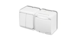 JUNIOR Łącznik świecznikowy + gniazdo hermetyczne (klapka biała) biały WGHH-2p