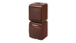 JUNIOR Łącznik jednobiegunowy + gniazdo hermetyczne (klapka brązowa) brązowy 4WGHP-1