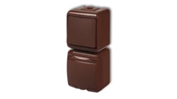 JUNIOR Łącznik jednobiegunowy + gniazdo hermetyczne (klapka brązowa) brązowy 4WGHP-1p