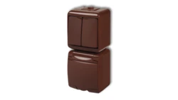 JUNIOR Łącznik świecznikowy + gniazdo hermetyczne (klapka brązowa) brązowy 4WGHP-2