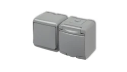 JUNIOR Łącznik jednobiegunowy + gniazdo hermetyczne (klapka popielata) popielaty 10WGHH-1p