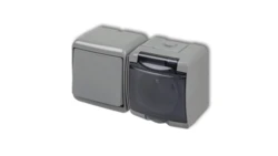 JUNIOR Łącznik jednobiegunowy + gniazdo hermetyczne (klapka dymna) popielaty 10WGHH-1d