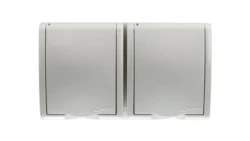 Simon Aquarius Gniazdo hermetyczne podwójne z/u IP54 z przesłoną torów i klapką pełną białe AQGZ1-2z/11