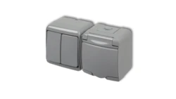 JUNIOR Łącznik świecznikowy + gniazdo hermetyczne (klapka popielata) popielaty 10WGHH-2