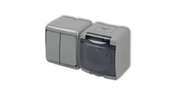 JUNIOR Łącznik świecznikowy + gniazdo hermetyczne (klapka dymna) popielaty 10WGHH-2dp