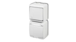 JUNIOR Łącznik schodowy z gniazdem hermetycznym SCHUKO (klapka biała) biały WGHP-3sp