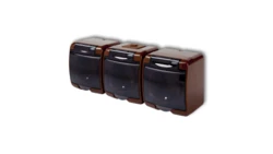 JUNIOR Gniazdo potrójne 3x(z/u) SCHUKO (klapka dymna) brązowy 4GHE-3sdp