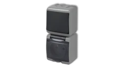 JUNIOR Łącznik jednobiegunowy z gniazdem hermetycznym (klapka dymna) popielaty / grafitowy 30WGHP-1dp