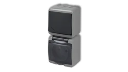 JUNIOR Łącznik schodowy z gniazdem hermetycznym (klapka dymna) popielaty / grafitowy 30WGHP-3dp