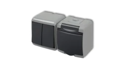 JUNIOR Łącznik świecznikowy z gniazdem hermetycznym (klapka grafitowa) popielaty / grafitowy 30WGHH-2p