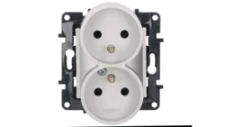 Niloe Step Gniazdo zasilające podwójne 2x2P+Z do ramek wielokrotnych, zaciski śrubowe, z przesłoną styków aluminium 863334