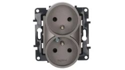 Niloe Step Gniazdo zasilające podwójne 2x2P+Z do ramek wielokrotnych, zaciski śrubowe, z przesłoną styków stalowy 863434