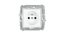 ICON Mechanizm gniazda pojedynczego z uziemieniem 2P+Z (przesłony torów prądowych) biały IGP-1zp