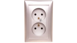 VALENA Gniazdo podwójne z/u 16A IP20 aluminium 770277